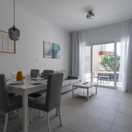 Elegant With Pool View Villa Klorakas