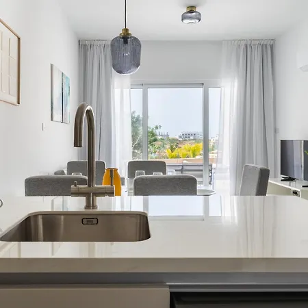 Stylish Poolside At Paphos * Hlóraka