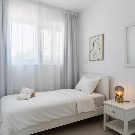 Villa Stylish Poolside At Paphos *