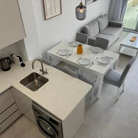 Stylish Poolside At Paphos Vilă