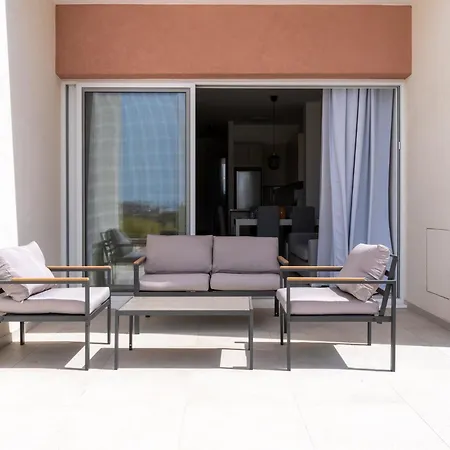 Stylish Poolside At Paphos Vilă
