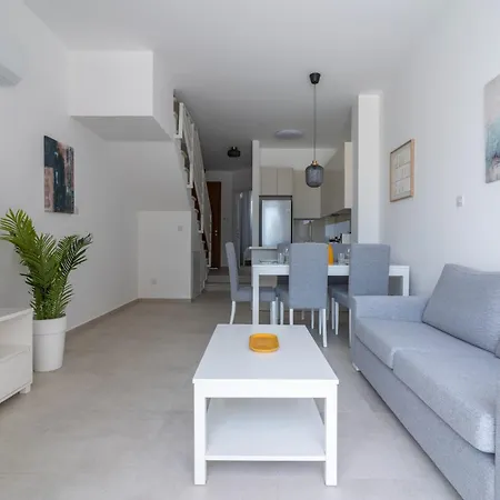 Stylish Poolside At Paphos Vilă *