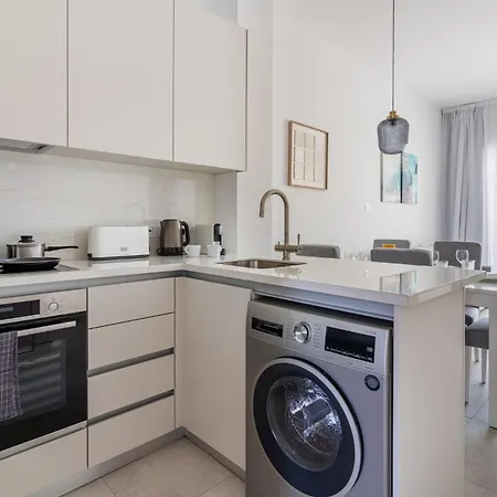 Stylish Poolside At Paphos Vilă *