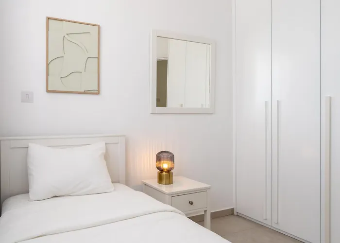 Stylish Poolside At Paphos Vila *