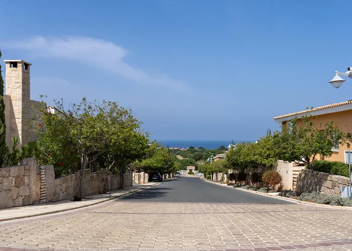 Stylish Poolside At Paphos Vila *