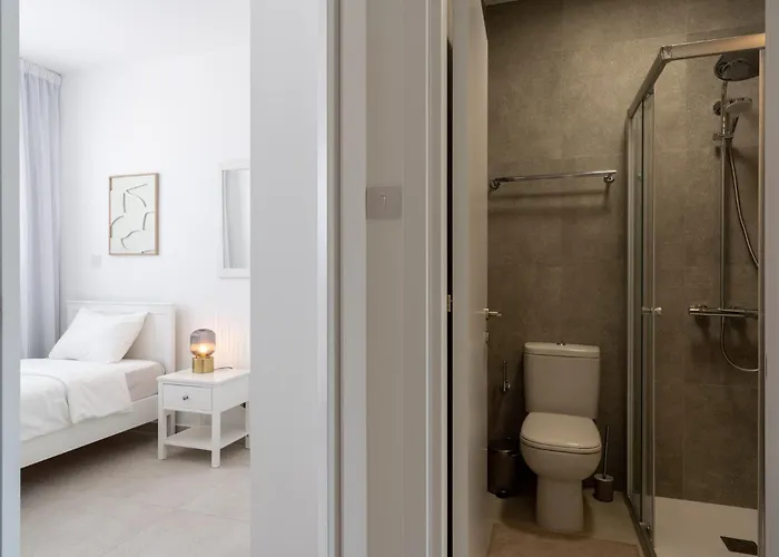 Vila Stylish Poolside At Paphos *