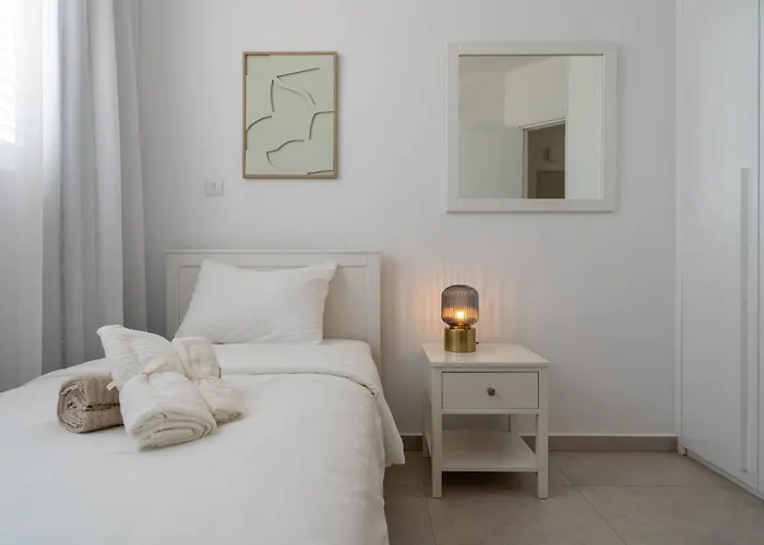 Vila Stylish Poolside At Paphos