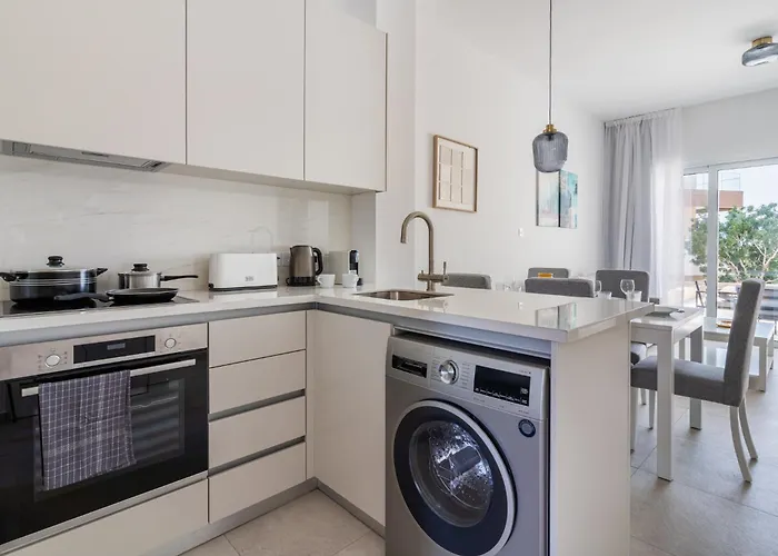 Stylish Poolside At Paphos Vila *