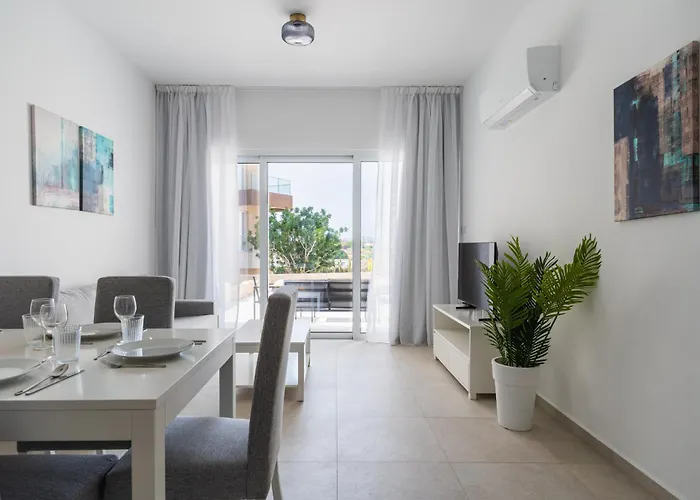 Stylish Poolside At Paphos Vila Klorakas