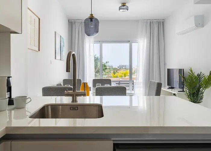 Stylish Poolside At Paphos * Klorakas