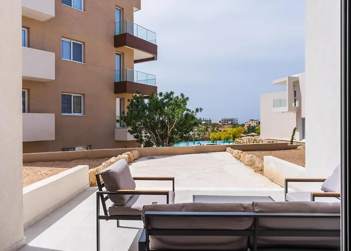 Stylish Poolside At Paphos * Klorakas