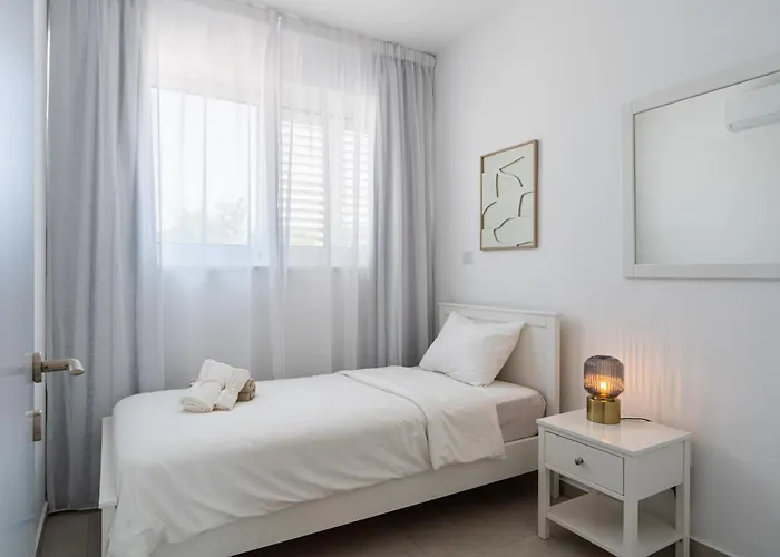 Vila Stylish Poolside At Paphos *